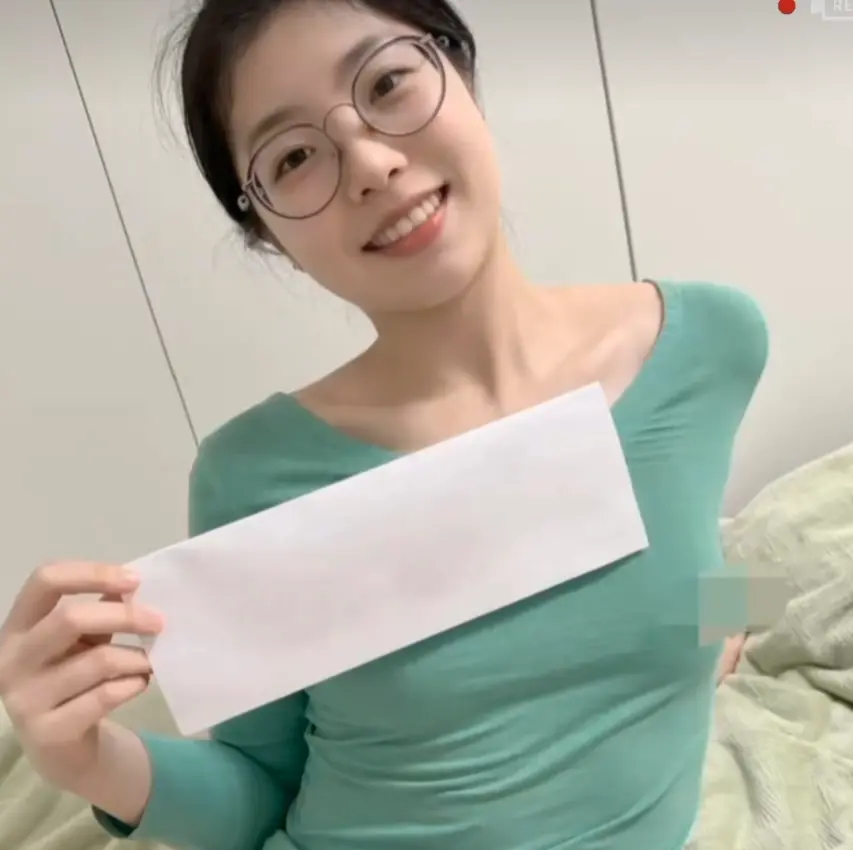 《秦嘉妮/秦嘉倪》《秦嘉妮/秦嘉倪》全系列超清无删减在线观看：沉浸式感受秦嘉倪生活合集中的真实情绪与高清画质《秦嘉妮/秦嘉倪》